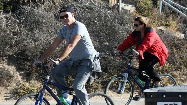 Pierce Brosnan y su esposa Keely Shaye Smith sobre ruedas