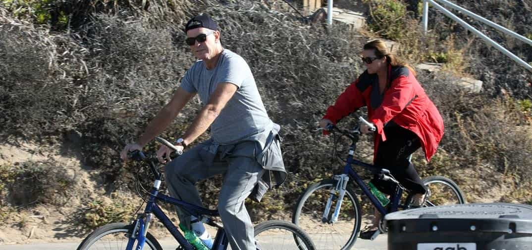 Pierce Brosnan y su esposa Keely Shaye Smith sobre ruedas