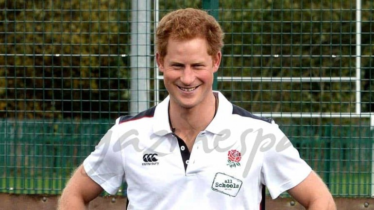 El Príncipe Harry juega al rugby