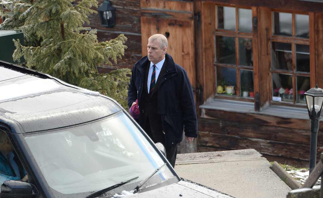 El principe Andrés deja sus vacaciones acusado de un delito sexual