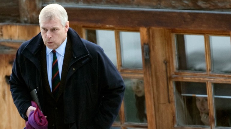 El principe Andrés deja sus vacaciones acusado de un delito sexual