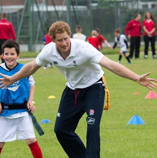 El príncipe Harry bajo los palos