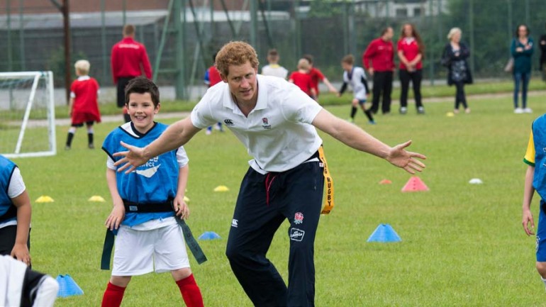 El príncipe Harry bajo los palos