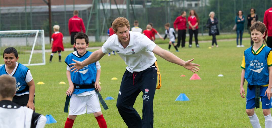 El príncipe Harry bajo los palos