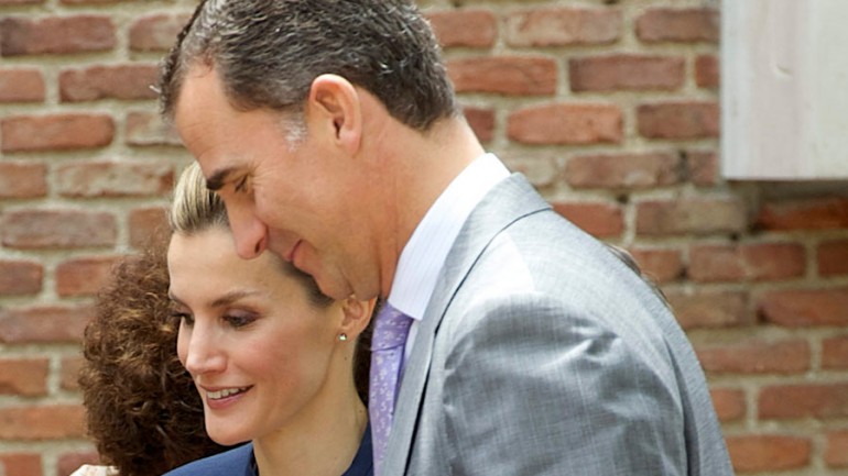 Los Príncipes de Asturias, de la mano, se reúnen con el Patronato de Estudiantes