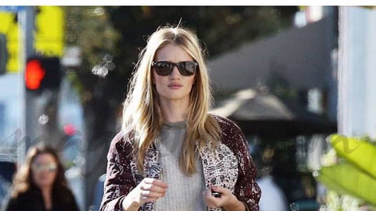 Rosie Huntington look casual