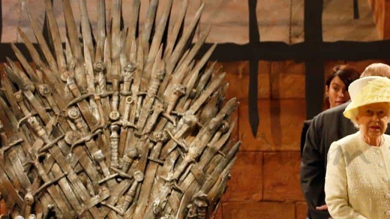 Hasta la reina Isabel II visita «Juego de tronos»