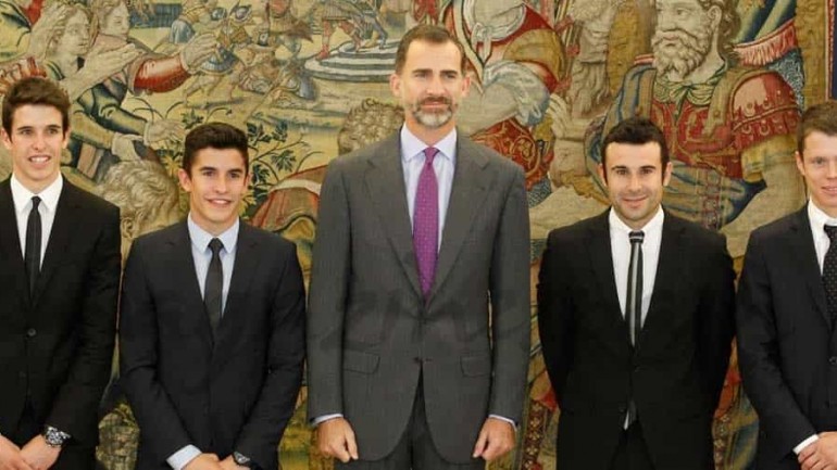 Los Campeones del Mundo de Motociclismo regalan un casco al Rey