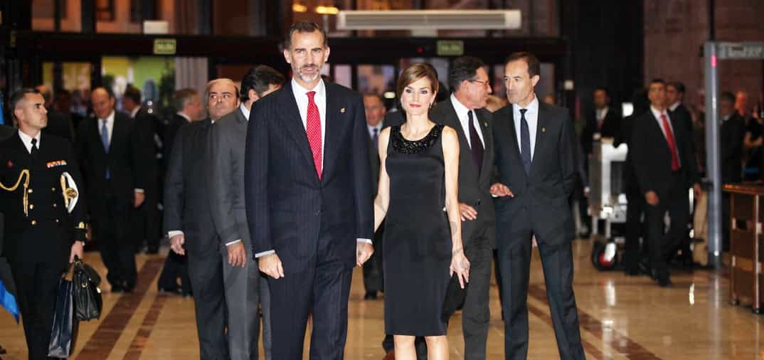 Don Felipe y doña Letizia asisten como Reyes al concierto Premios Príncipe de Asturias