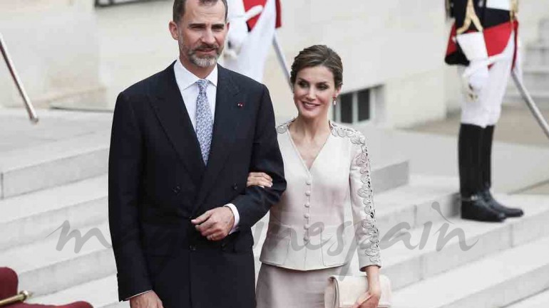 La reina Letizia se adelanta a la primavera