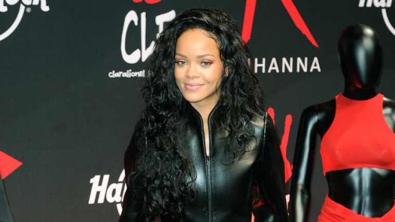 El look más rockero de Rihanna