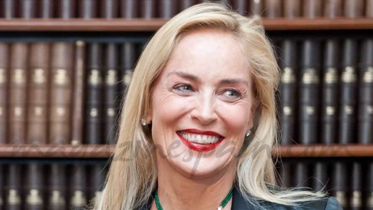 Sharon Stone a la moda bicolor