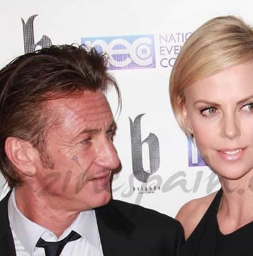 Sean Penn y Charlize Theron ya no ocultan su relación