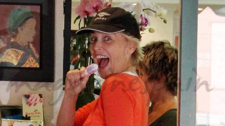 Sharon Stone luce una espléndida y juvenil figura a los 56 años