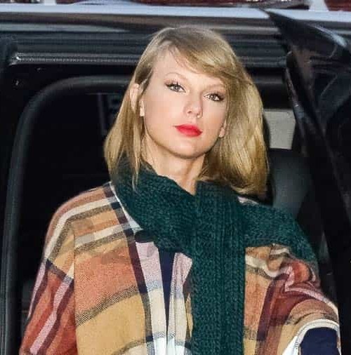 Taylor Swift se apunta a la moda de la capa
