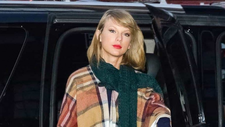 Taylor Swift se apunta a la moda de la capa