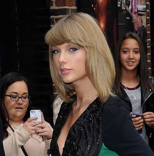 Taylor Swift se apunta a la moda del escote de vértigo…