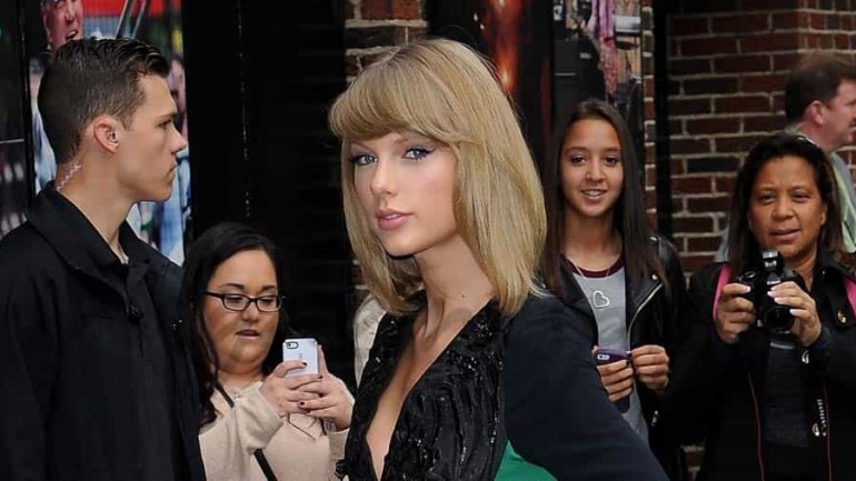 Taylor Swift se apunta a la moda del escote de vértigo…