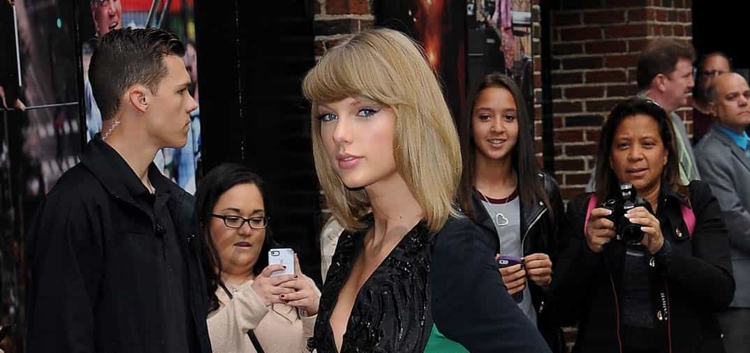 Taylor Swift se apunta a la moda del escote de vértigo…