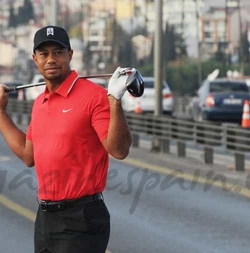 Tiger Woods, lanza una bola desde Asia a Europa