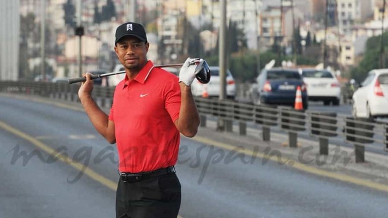 Tiger Woods, lanza una bola desde Asia a Europa