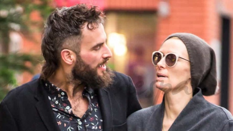 Tilda Swinton y su novio por la Gran Manzana