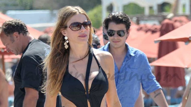 Sofia Vergara vestida de «fiesta» en la playa