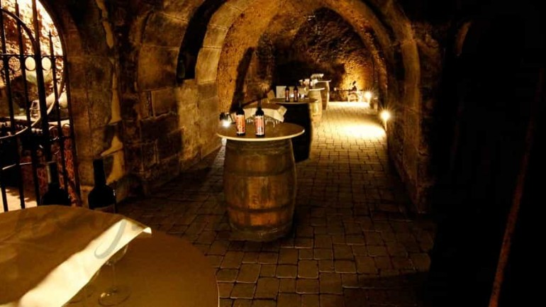 Visita de suspense en una bodega subterránea