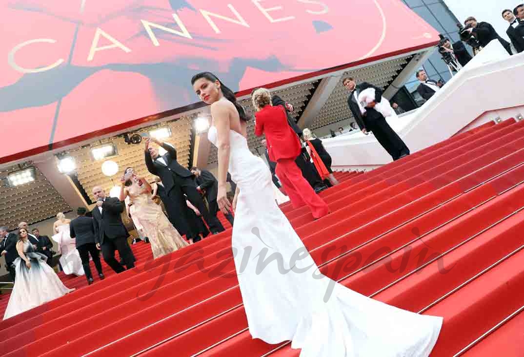 adriana lima triunfa en la alfombra roja de cannes