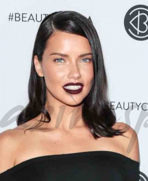 Adriana Lima apuesta por el negro,  en el 5º Festival Anual de Beautycon en Los Ángeles