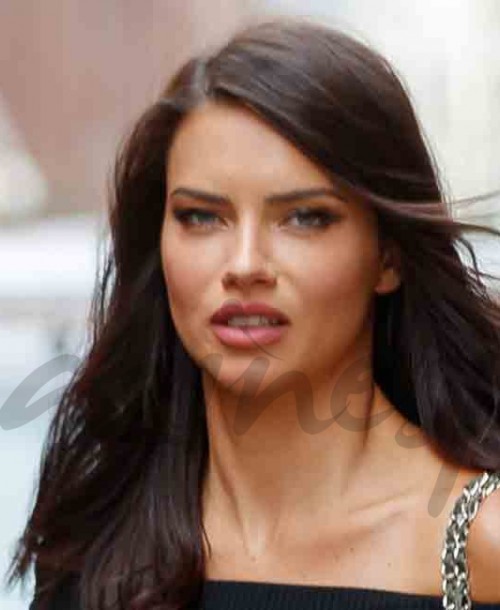 Adriana Lima, look total black