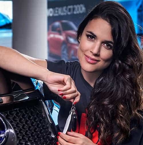 Adriana Ugarte recibe las llaves de su nuevo Lexus