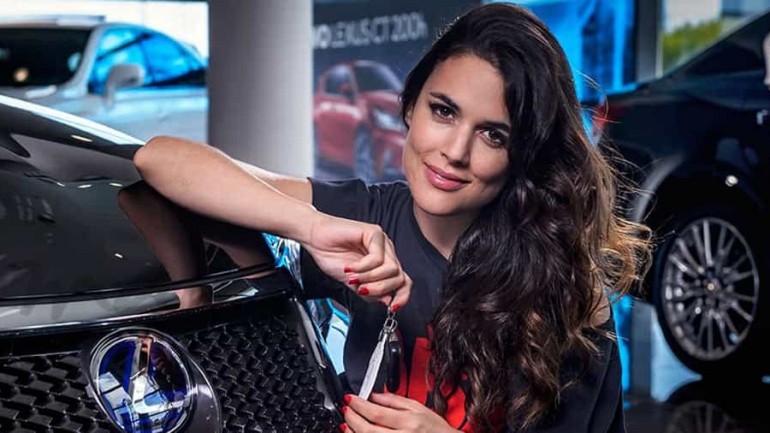 Adriana Ugarte recibe las llaves de su nuevo Lexus