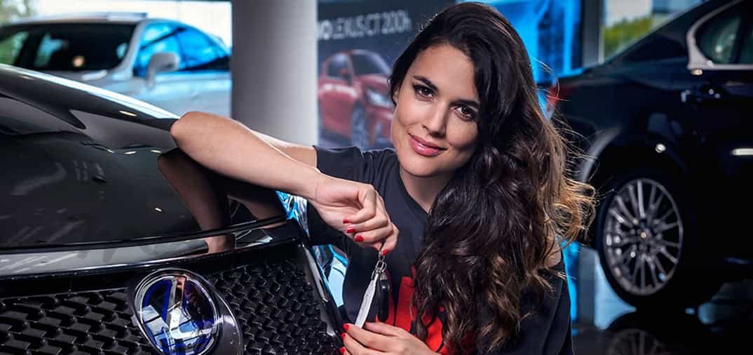 Adriana Ugarte recibe las llaves de su nuevo Lexus