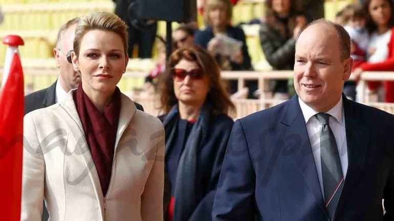 Alberto y Charlene de Mónaco llevan a su hija Gabriella a su primer partido de rugby