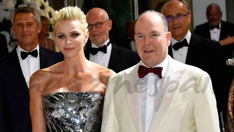 Charlene de Mónaco espectacular en la Gala de la Cruz Roja