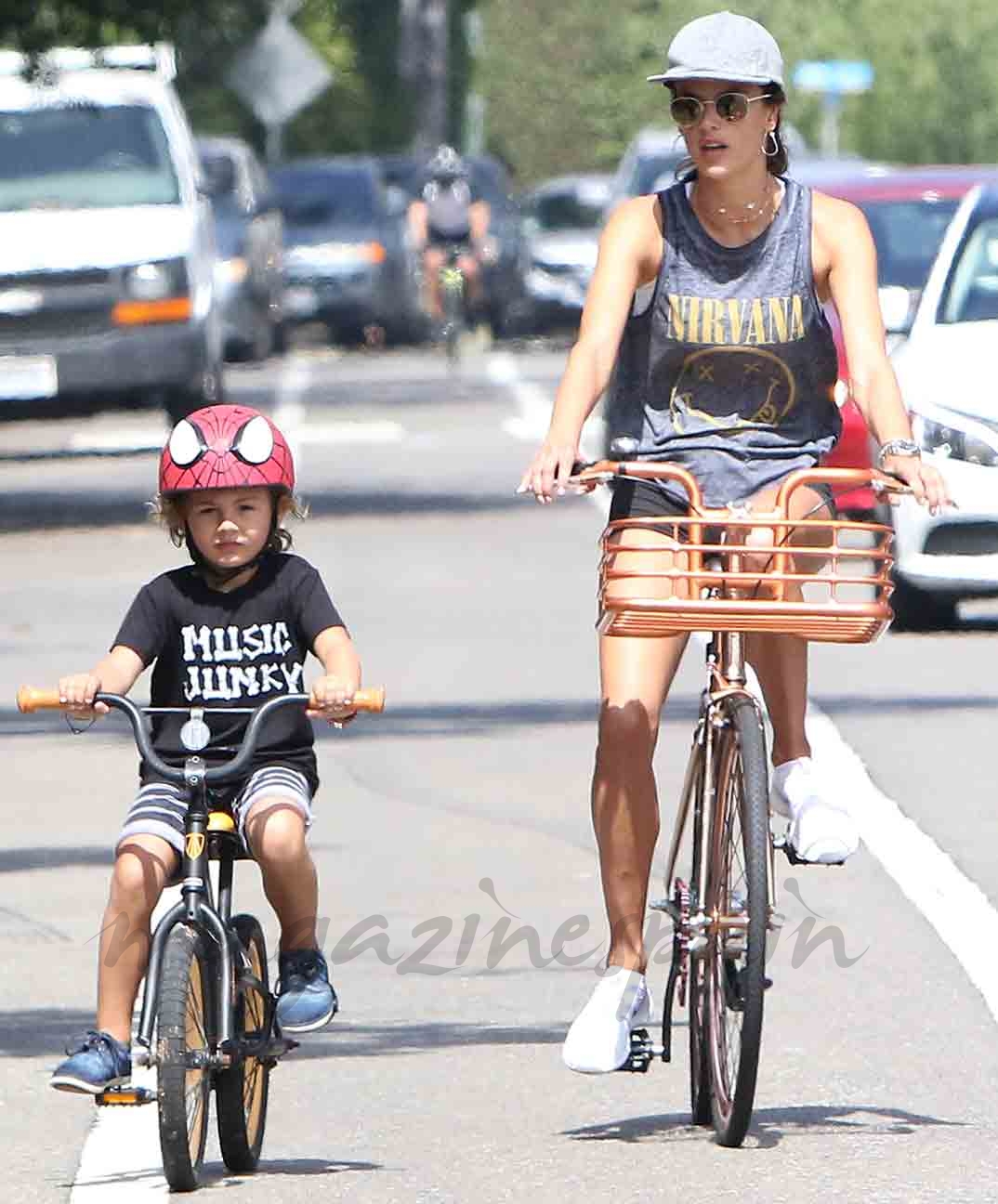 alessandra ambrosio en bicicleta con su hijo