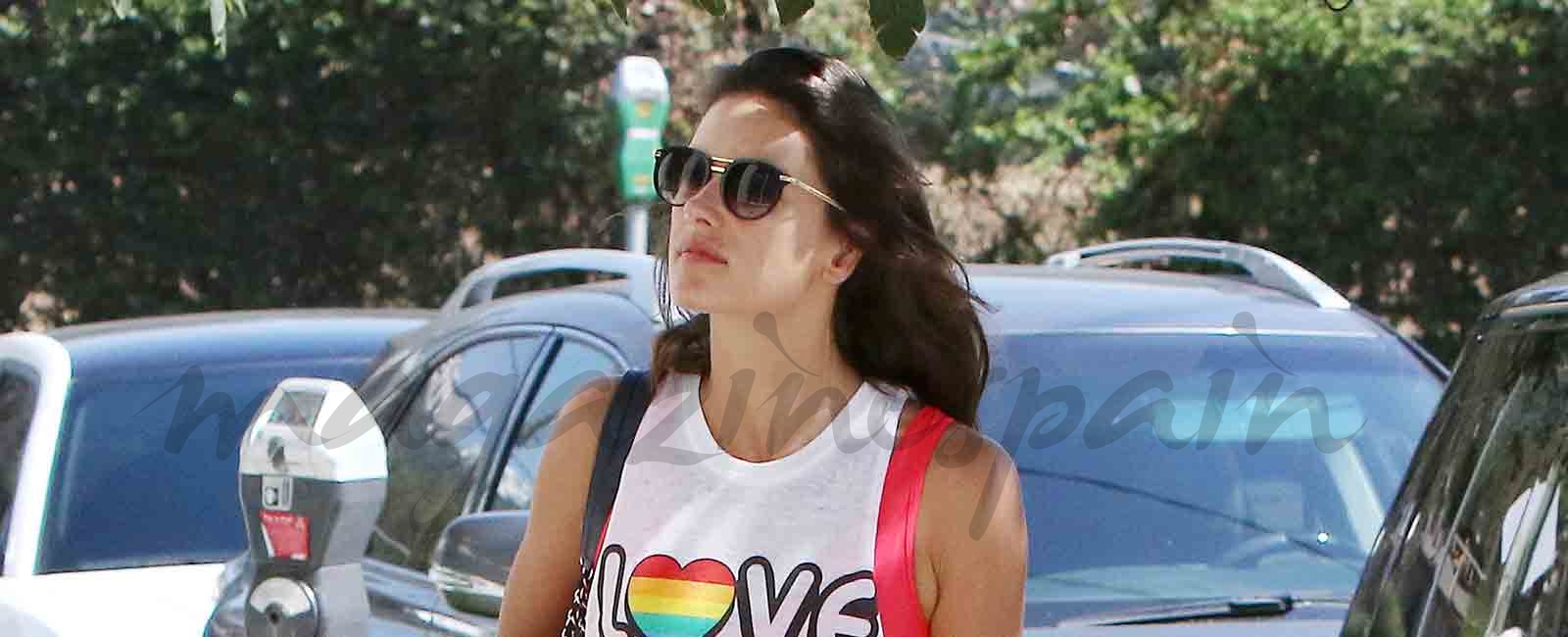 Alessandra Ambrosio reparte amor por las calles de Santa Mónica