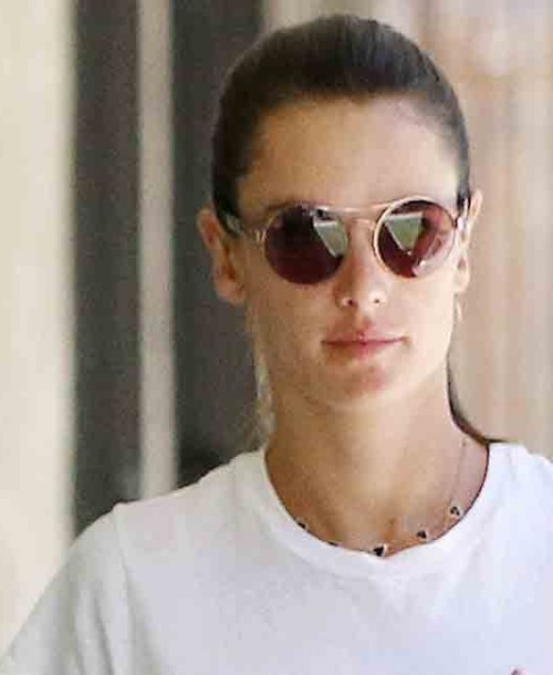 Alessandra Ambrosio se une al «High – Low»: combina unas sandalias de 40 euros con un bolso de 1200