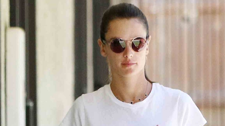 Alessandra Ambrosio se une al «High – Low»: combina unas sandalias de 40 euros con un bolso de 1200