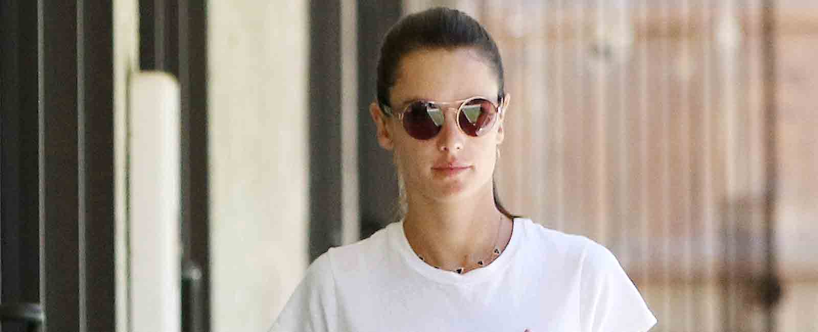 Alessandra Ambrosio se une al «High – Low»: combina unas sandalias de 40 euros con un bolso de 1200