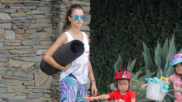 Alessandra Ambrosio ejerce de madre