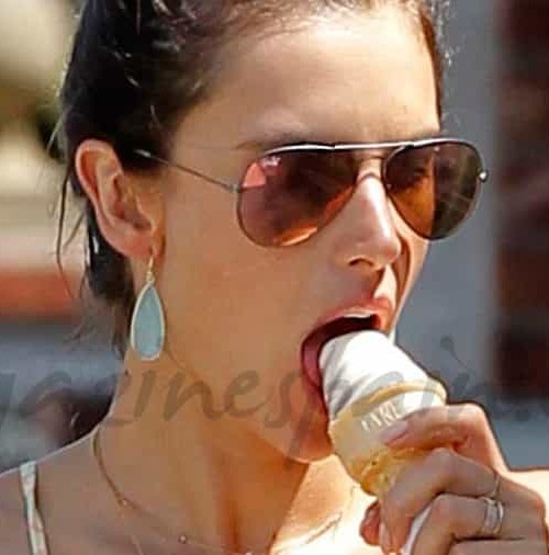 Alessandra Ambrosio, loca por los helados…