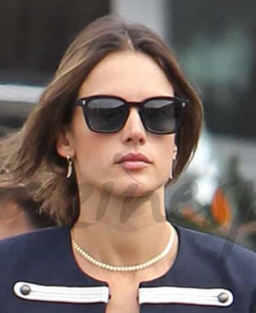 Alessandra Ambrosio se apunta a la moda militar navy