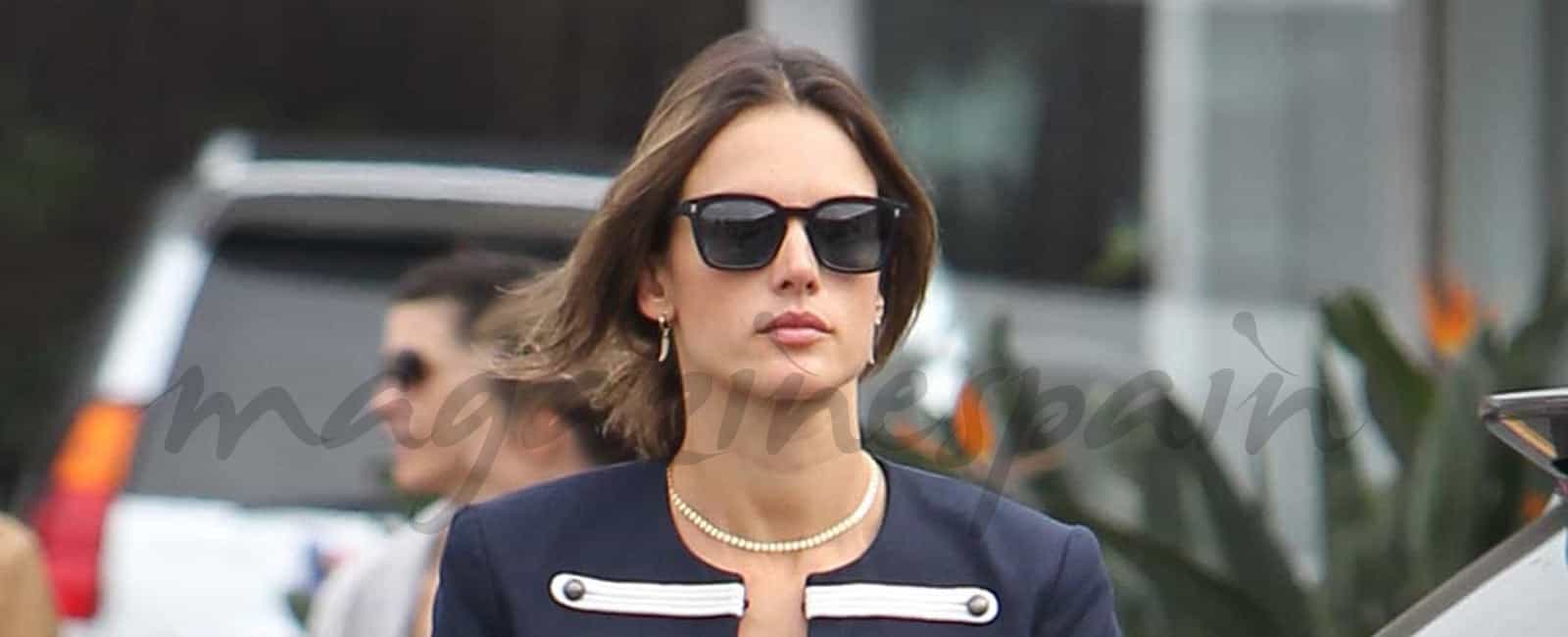 Alessandra Ambrosio se apunta a la moda militar navy