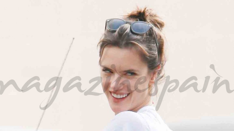 Alessandra Ambrosio ejerce de mamá diez, mientras lanza su nueva colección de baño