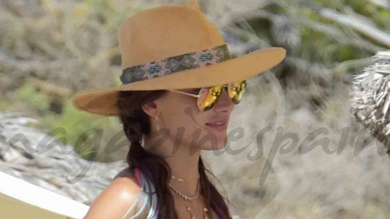 Alessandra Ambrosio y Jamie Mazur vacaciones en Ibiza
