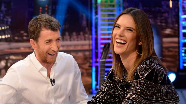 Alessandra Ambrosio se divierte en «El Hormiguero»