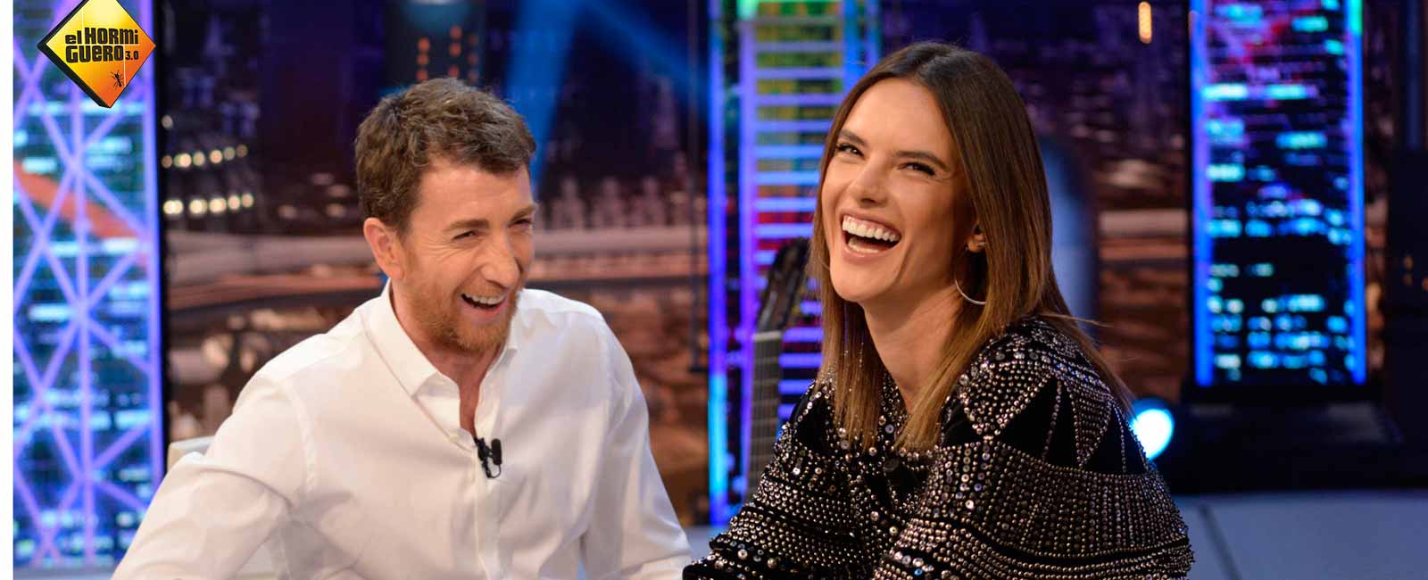 Alessandra Ambrosio se divierte en «El Hormiguero»