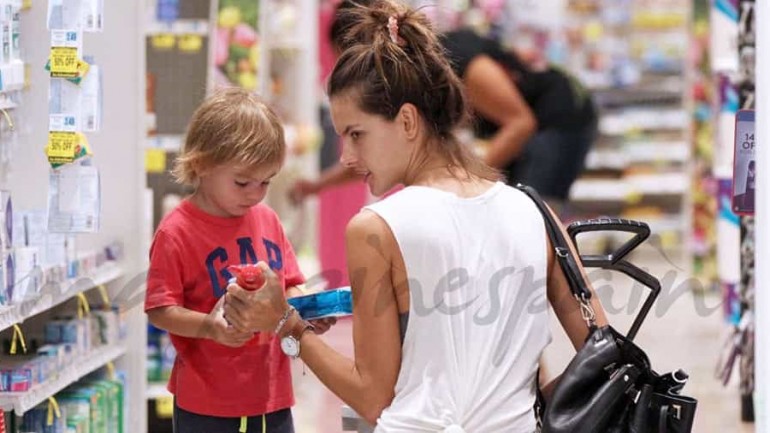 Alessandra Ambrosio, tierna mama